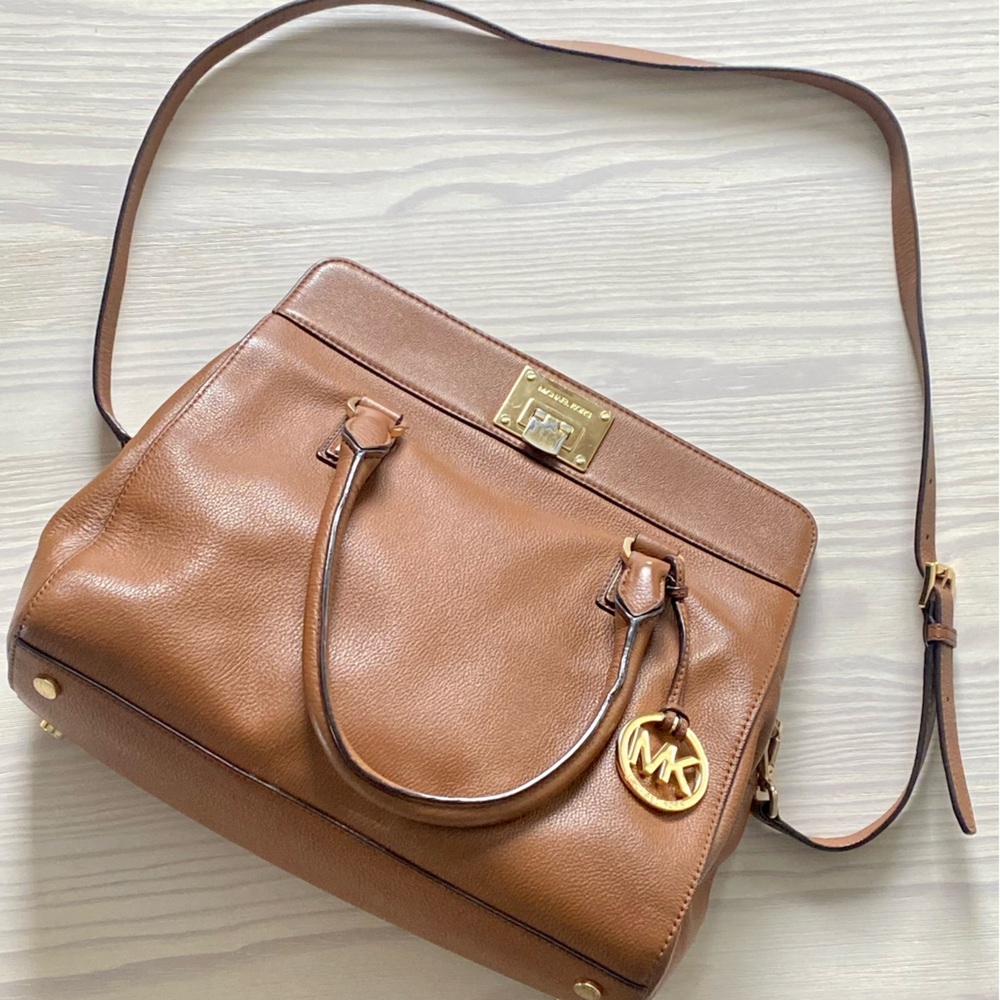 Michael Kors Leather bag, color Tan with Gold hardware.